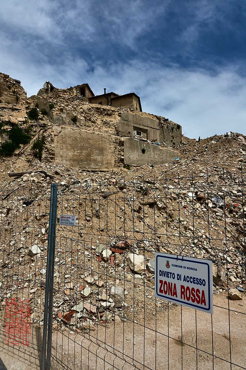 Casteluccio aus der Nähe - Zona Rossa, betreten verboten. Casteluccio aus der Nähe - Zona Rossa, betreten verboten.